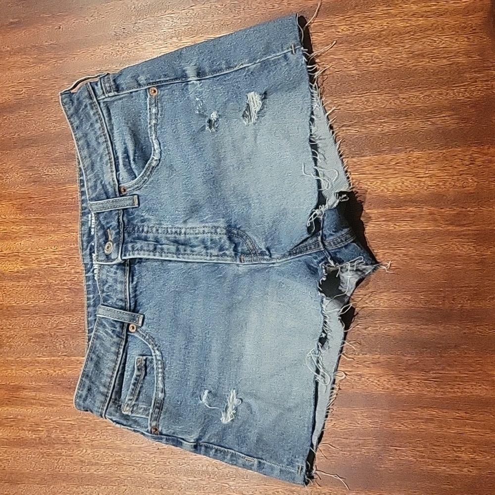 Womens size 4- High Rise- stretch- distressed shorts from Old Navy.